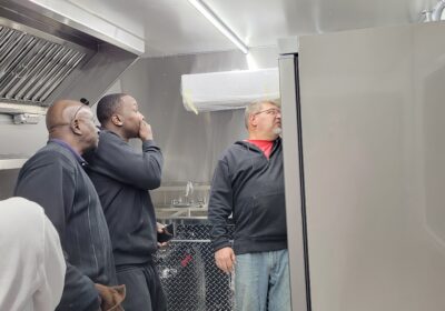 Clients walking through Food Truck